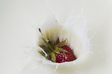 Kırmızı çilek ve beyaz süt