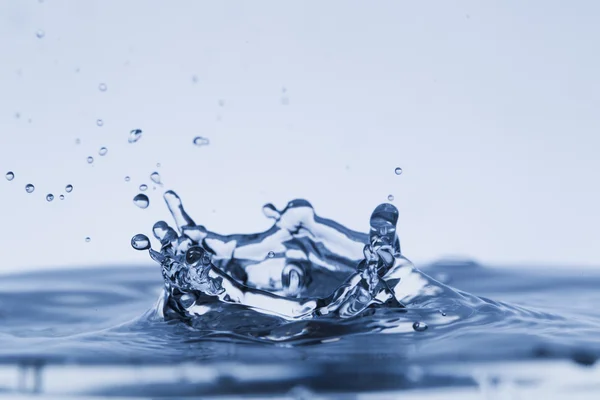 Sprays en druppels water spatten — Stockfoto
