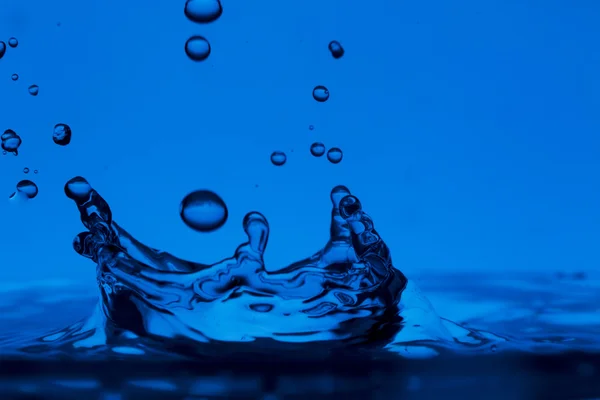 Sprays en druppels water spatten — Stockfoto