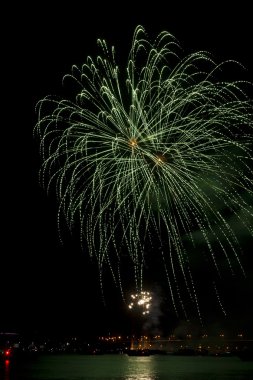 Havai fişek yaz gecesi su Nehri üzerinde