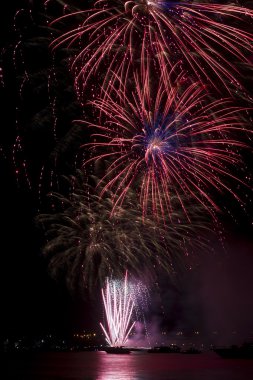 Havai fişek yaz gecesi su Nehri üzerinde