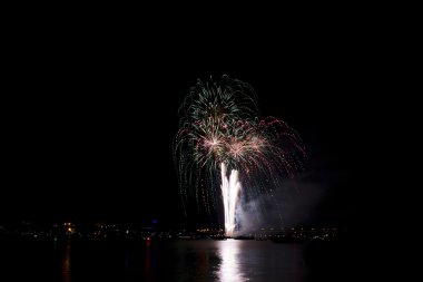 Havai fişek yaz gecesi su Nehri üzerinde