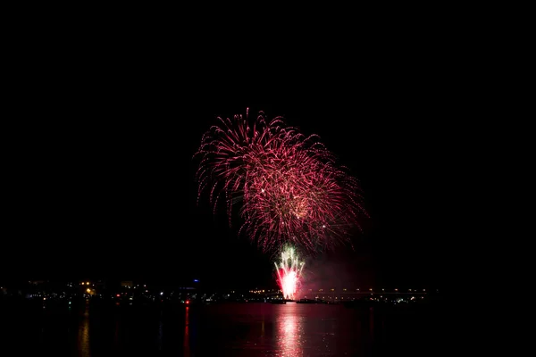 Feuerwerk Sommernacht über dem Wasser des Flusses — Stockfoto