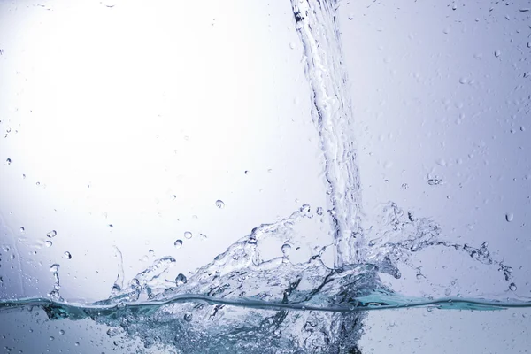 Acqua limpida su fondo monocromatico, estrazione — Foto Stock