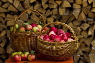 Ahşap sepet içinde kırmızı elmalar