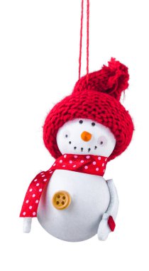 İzole edilmiş beyaz arka planda kırmızı şapkalı Noel kardan adamı.