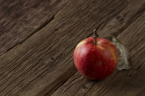Manzana en una pizarra —  Fotos de Stock