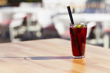 Nane ve buz ile soğuk kırmızı çay.