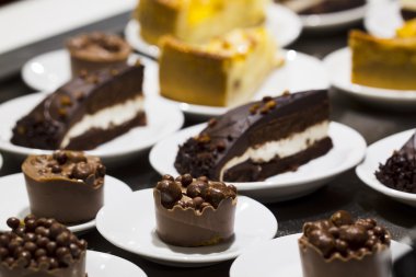 bir tabak içinde kek