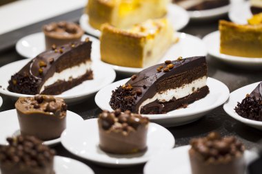 bir tabak içinde kek