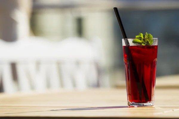 Té rojo fresco con menta y hielo . — Foto de Stock