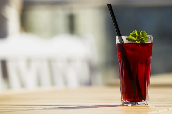 Té rojo fresco con menta y hielo . — Foto de Stock