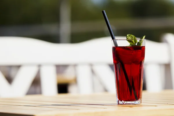 Té rojo fresco con menta y hielo . — Foto de Stock