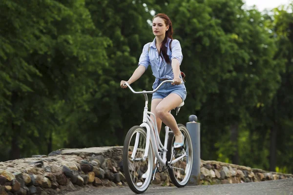 Dziewczyna i biały rower — Zdjęcie stockowe