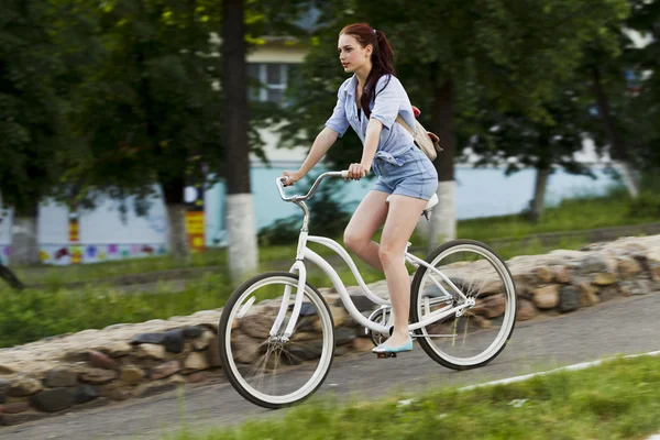 Meisje en witte fiets — Stockfoto