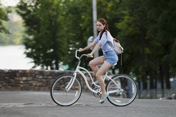 Fille et vélo blanc — Photo