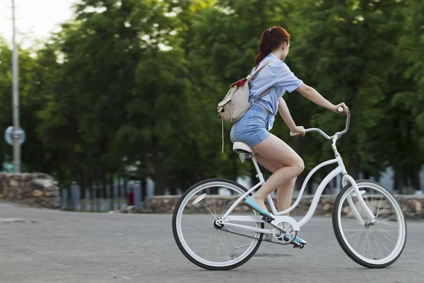 Fille et vélo blanc — Photo