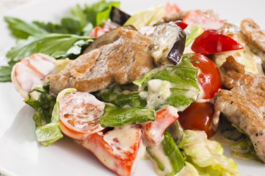 Etli sebze ve otlar.