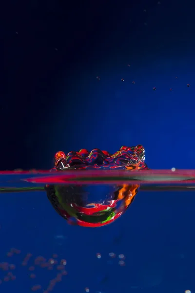 Wasser. Tropfen. Spray. Wellenlängen. — Stockfoto