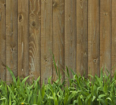 Yeşil çimenlerin üzerinde ahşap çit bir arka plan