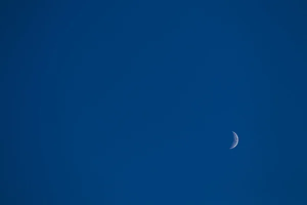 De maan in de blauwe hemel. — Stockfoto