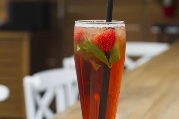 Limonada con fresas y menta . — Foto de Stock