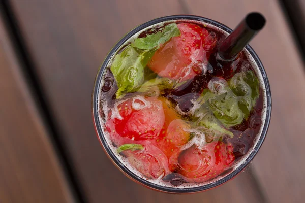 Limonada con fresas y menta . — Foto de Stock