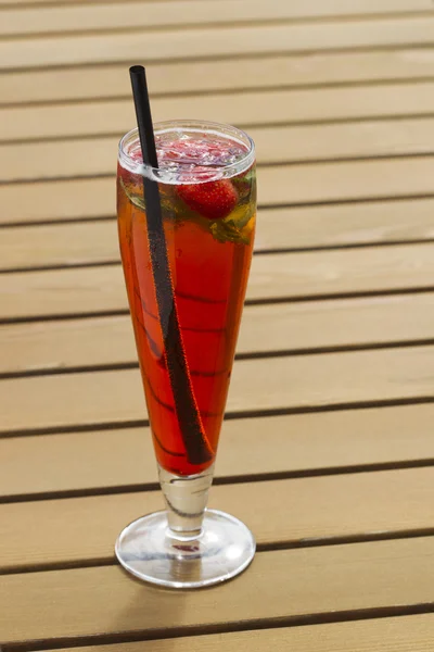 Limonada con fresas y menta . — Foto de Stock