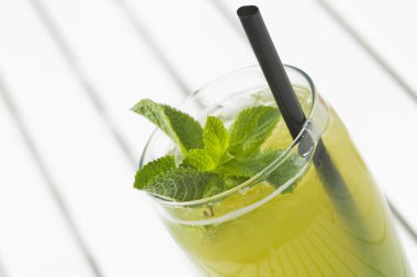 Nane ve buz ile limonata.