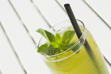 Nane ve buz ile limonata.