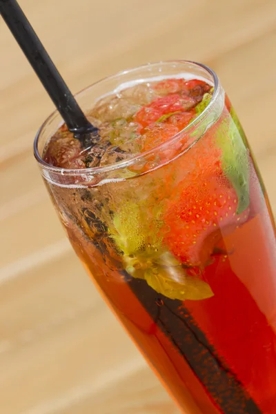 Lemonade with strawberries and mint. — Stock Photo, Image