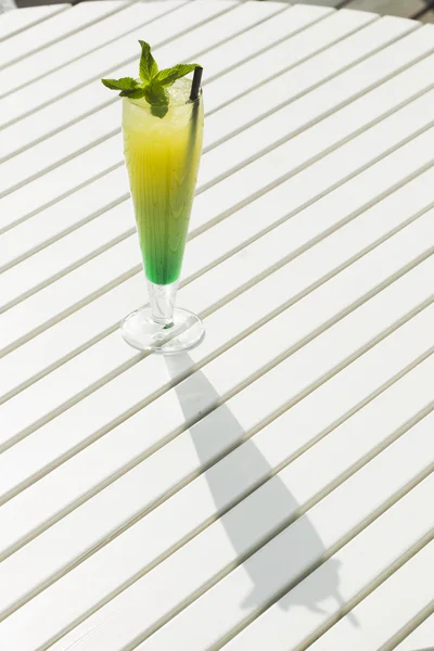 Limonada con menta y hielo . — Foto de Stock