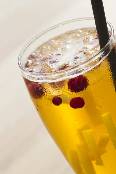 Limonade mit Preiselbeeren und Ingwer. — Stockfoto