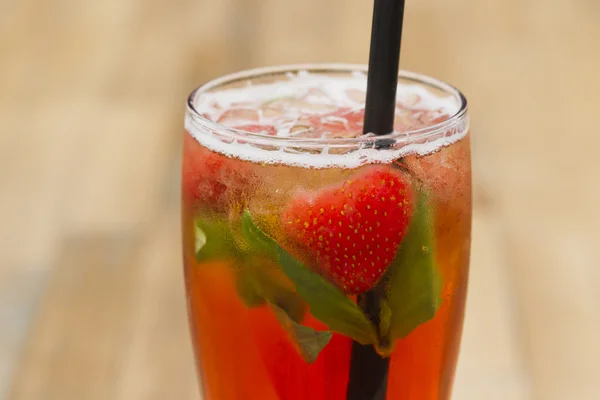 Limonada con fresas y menta . — Foto de Stock