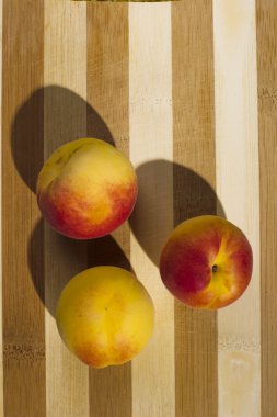 Ahşap bir arka planda kayısılar.