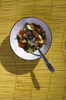 Salata sarı bambu hasır üzerinde.