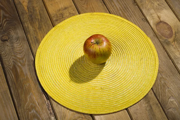 Jabłko na żółtym tle. — Zdjęcie stockowe