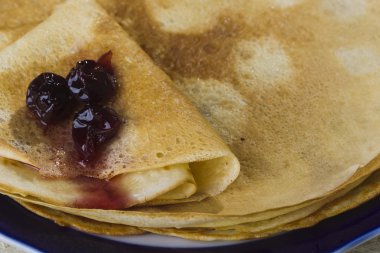 ahşap arka plan üzerinde reçelli krep.