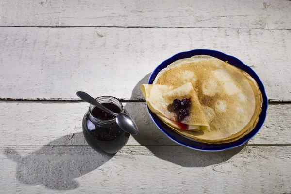 Tortitas con mermelada sobre fondo de madera . — Foto de Stock