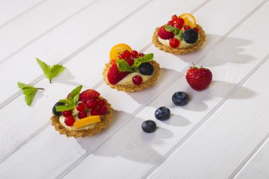 Kurabiye kek krem ve çilek.