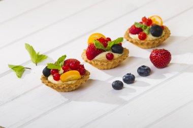 Kurabiye kek krem ve çilek.