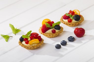 Kurabiye kek krem ve çilek.