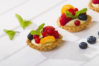 Kurabiye kek krem ve çilek.