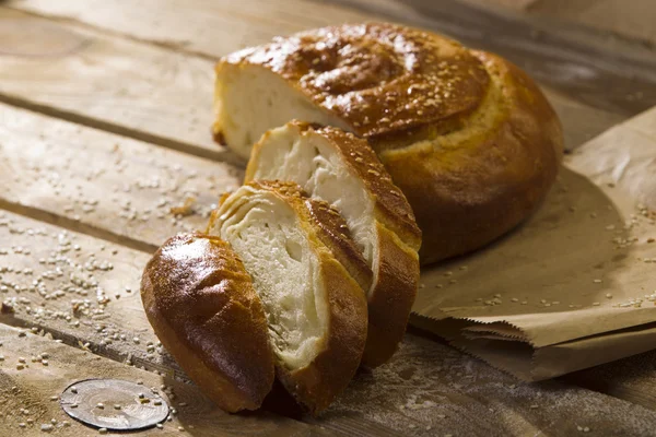 Chleb pszenny z sezamem. — Zdjęcie stockowe