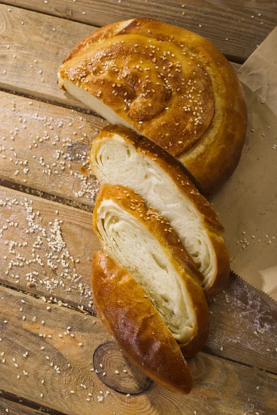 Pão de trigo com sementes de gergelim . — Fotografia de Stock