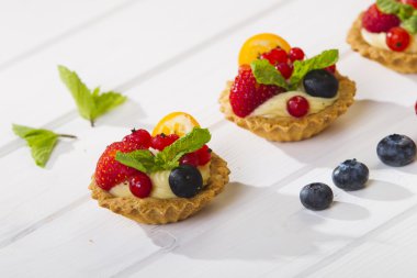 Kurabiye kek krem ve çilek.