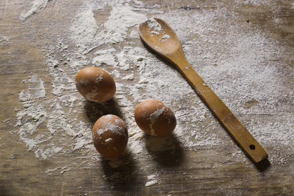 Ovos em um fundo de madeira. — Fotografia de Stock