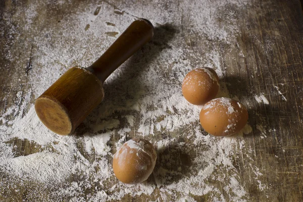 Ovos em um fundo de madeira. — Fotografia de Stock