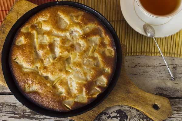 Charlotte. Apple pie with tea — Stock Photo, Image