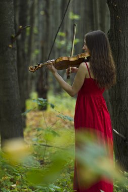 Kırmızılı Kadın